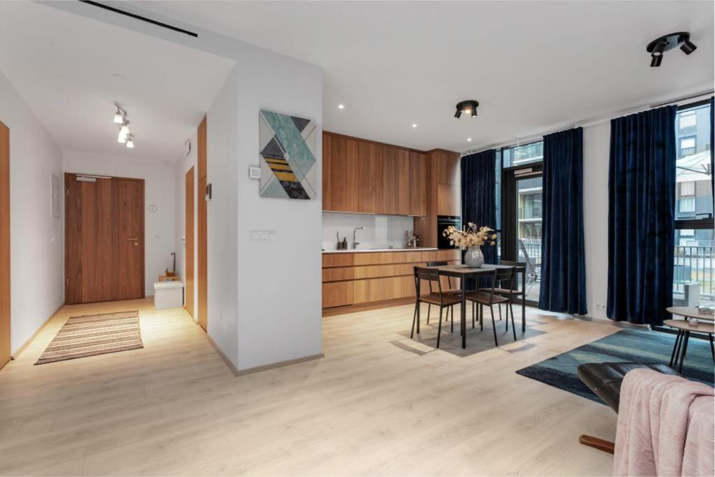 Premium Queen Downtown Apartment
